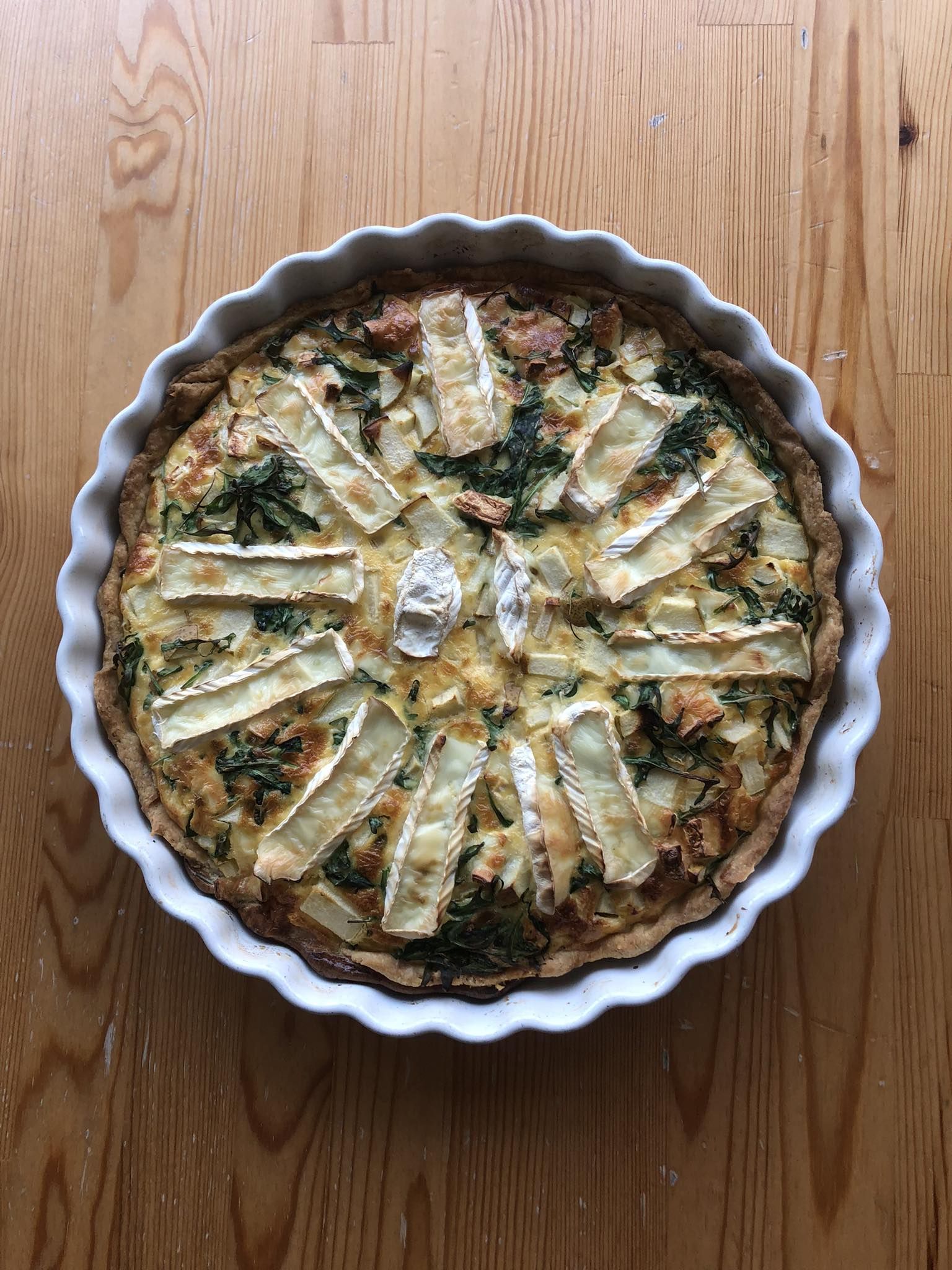 Camembertes házi pite faasztalon